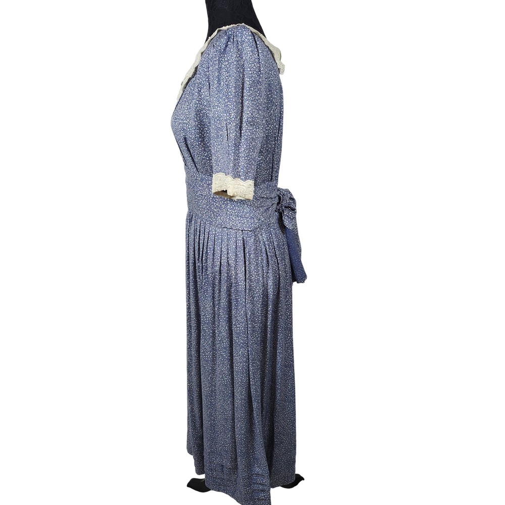 Sarah Elizabeth Blue Floral Midi Dress with Cream Lace Collar - Picture 5 of 9